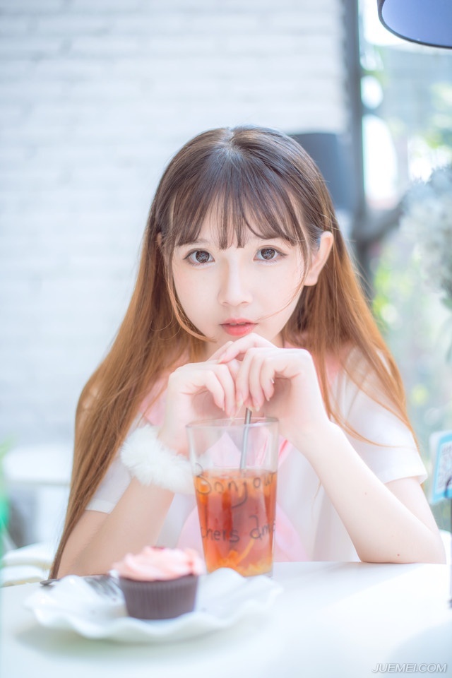 “嗯。”刘璝看着美妇离开的背影，不由感叹自己的造化，娶了这么一位贤淑的妻子。